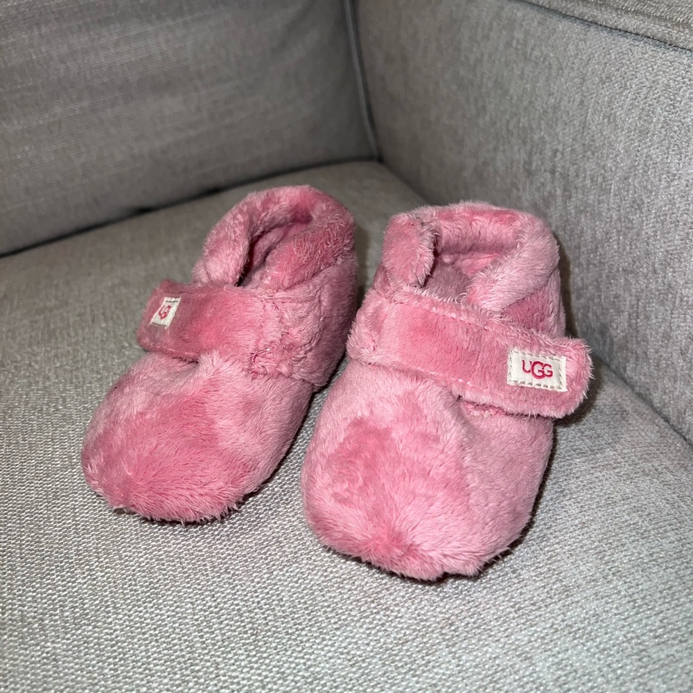 Pink ugg slippers size 4/5 baby